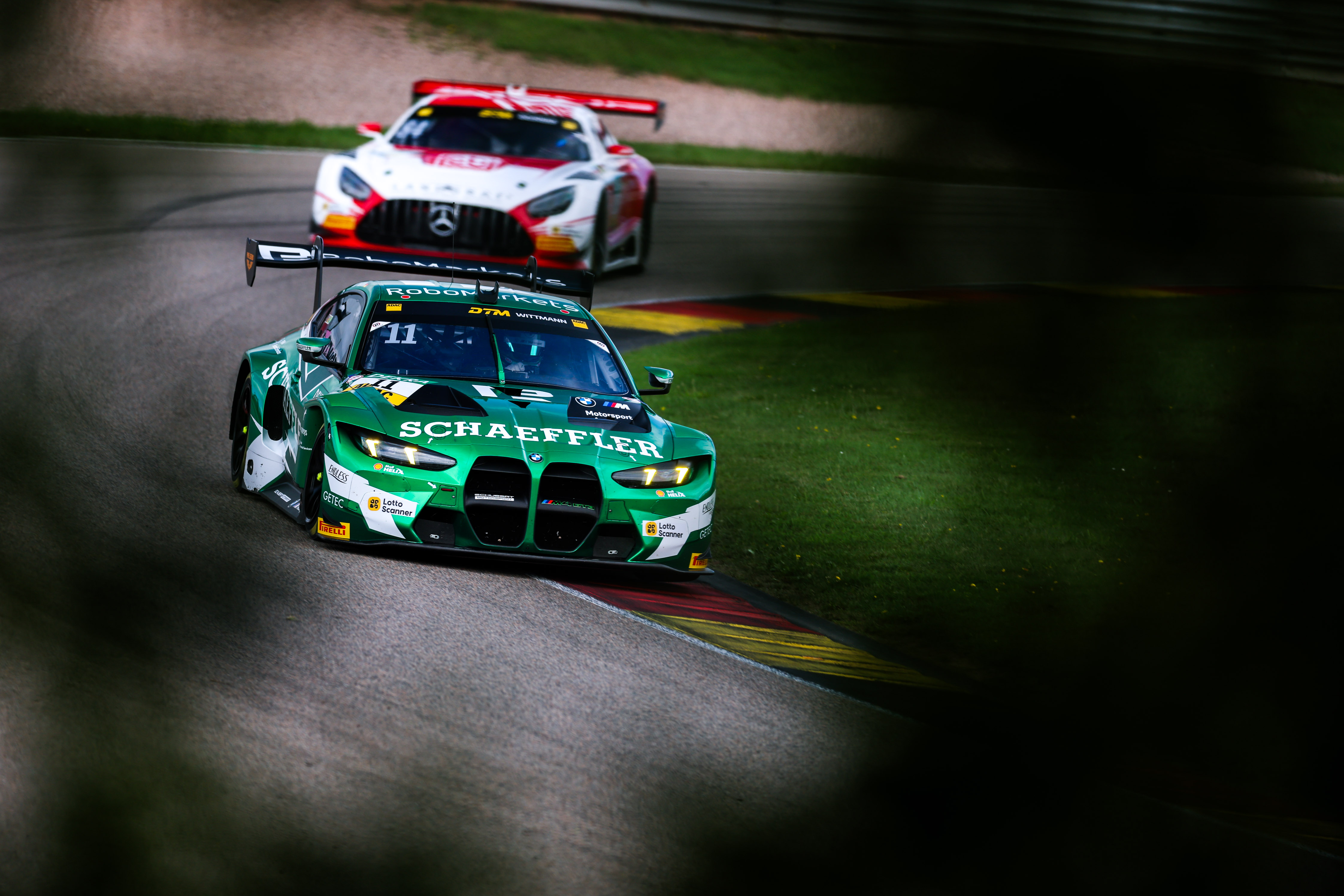 DTM: Wittmann odstartuje z pole position, Auer havaroval