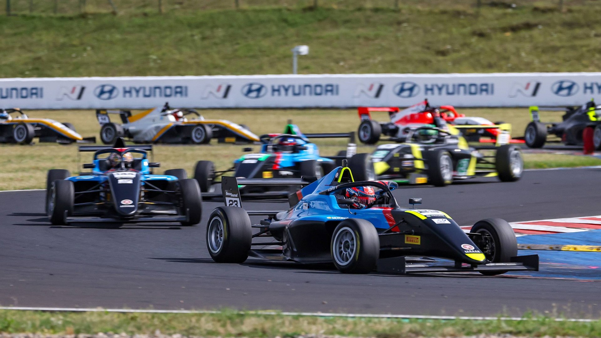 racing-journal-speed-fest-v-moste-privita-rekordni-pocet-formuli-4-i-dceru-miky-hakkinena.jpg