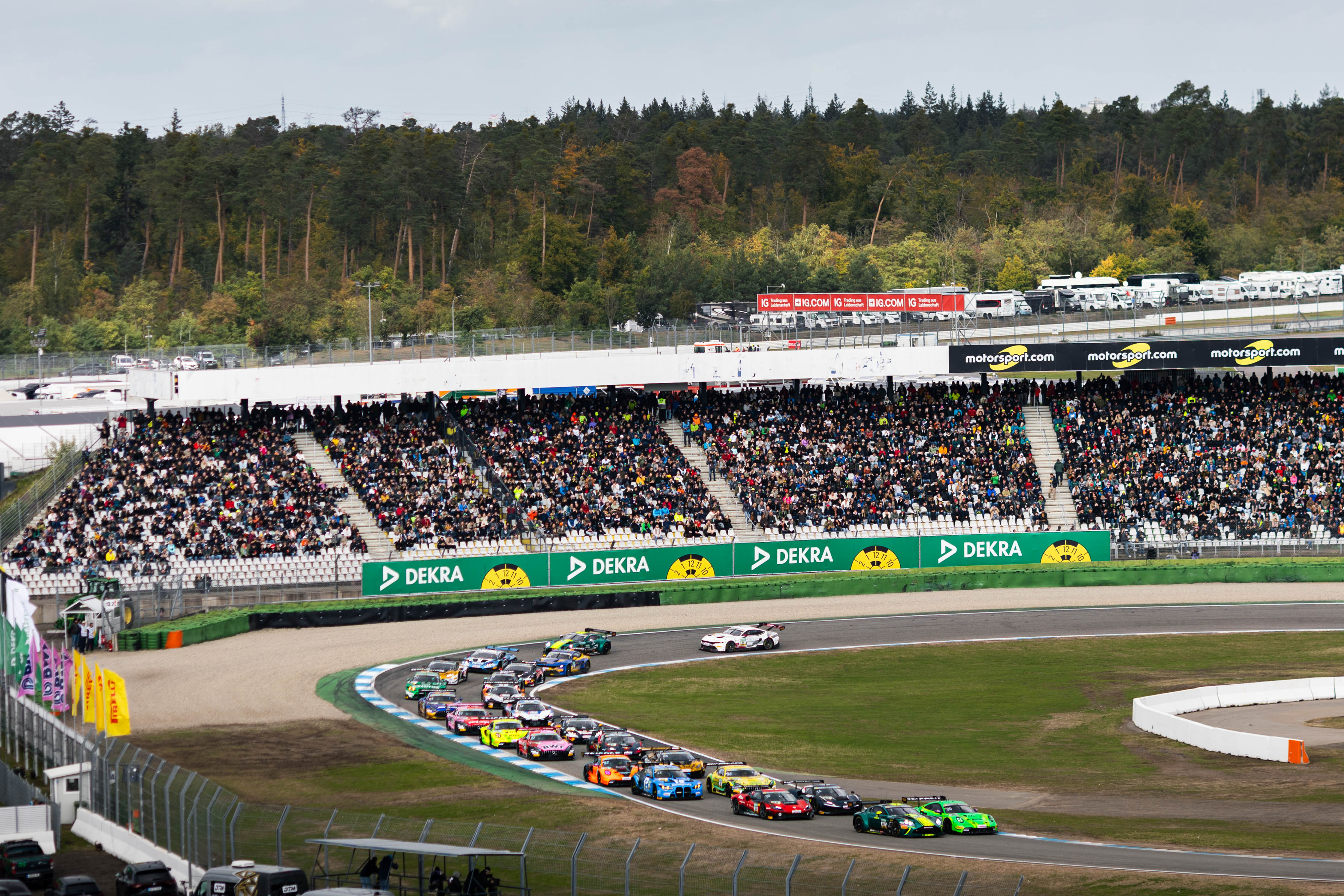 DTM míří do finále na ikonický Hockenheimring. Šest pilotů má šanci na titul!