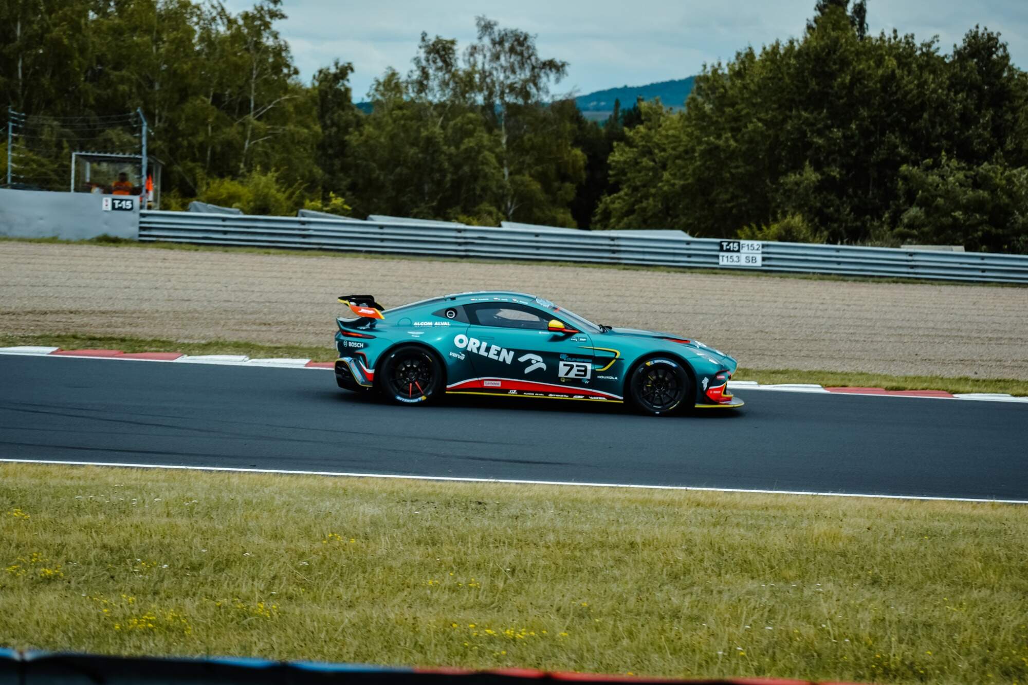 Špičkové závodní vozy na dosah ruky