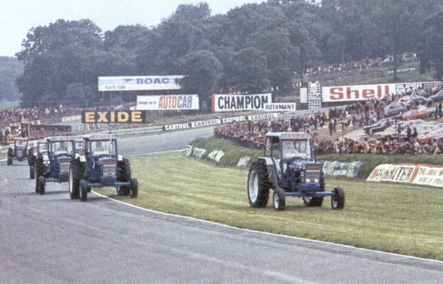 Závod traktorů součástí závodního víkendu? To se skutečně stalo!