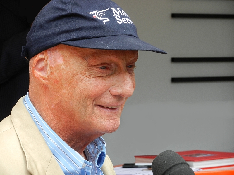 Niki Lauda si během natáčení filmu Rivalové na Nürburgring vystřelil z reportérky