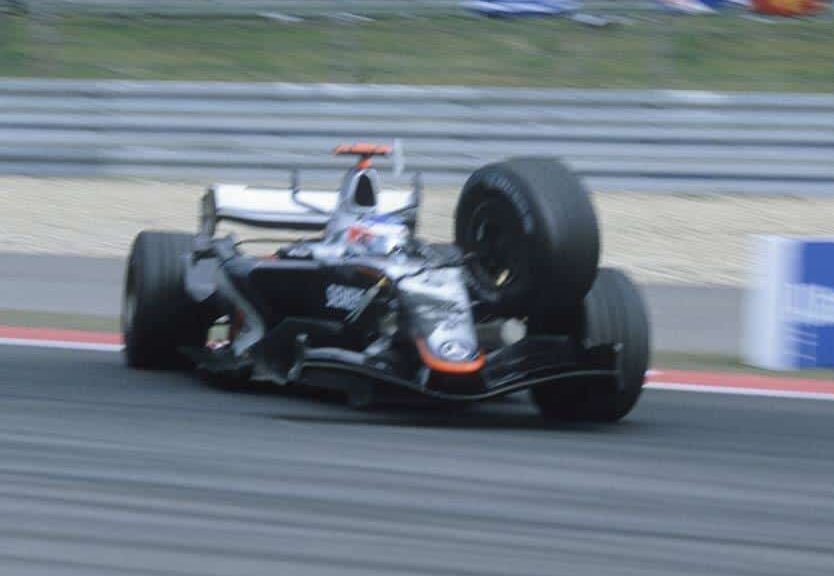 Räikkönen se vítězstvím na Nürburgringu mohl vrátit do boje o titul. V posledním kole mu praskla pneumatika