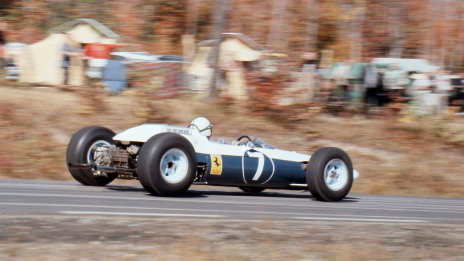V roce 1964 získalo Ferrari titul s modrobílým vozem, tým odmítl startovat pod barvami Itálie