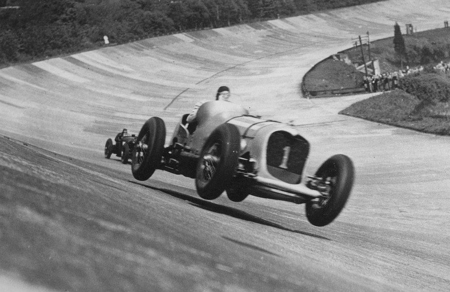 Okruh Brooklands byl po druhé světové válce zničený, motorsport se přesunul na staré letiště jménem Silverstone