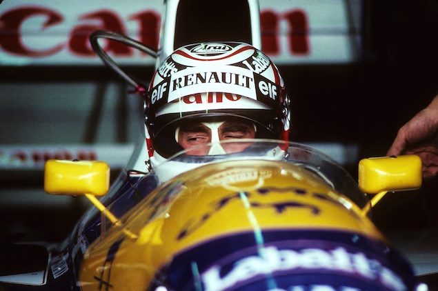 Mansell mával fanouškům na cestě za výhrou, o pár metrů později zastavil pro poruchu