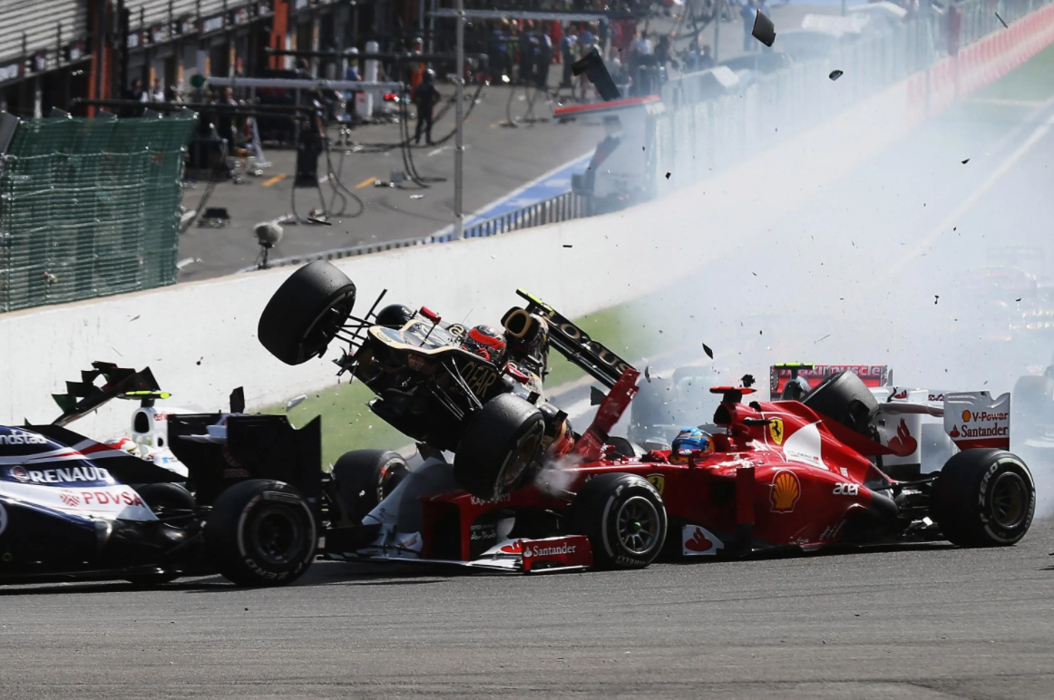Hromadná havárie v Belgii 2012 zapříčinila Grosjeanův zákaz startu pro následující závod