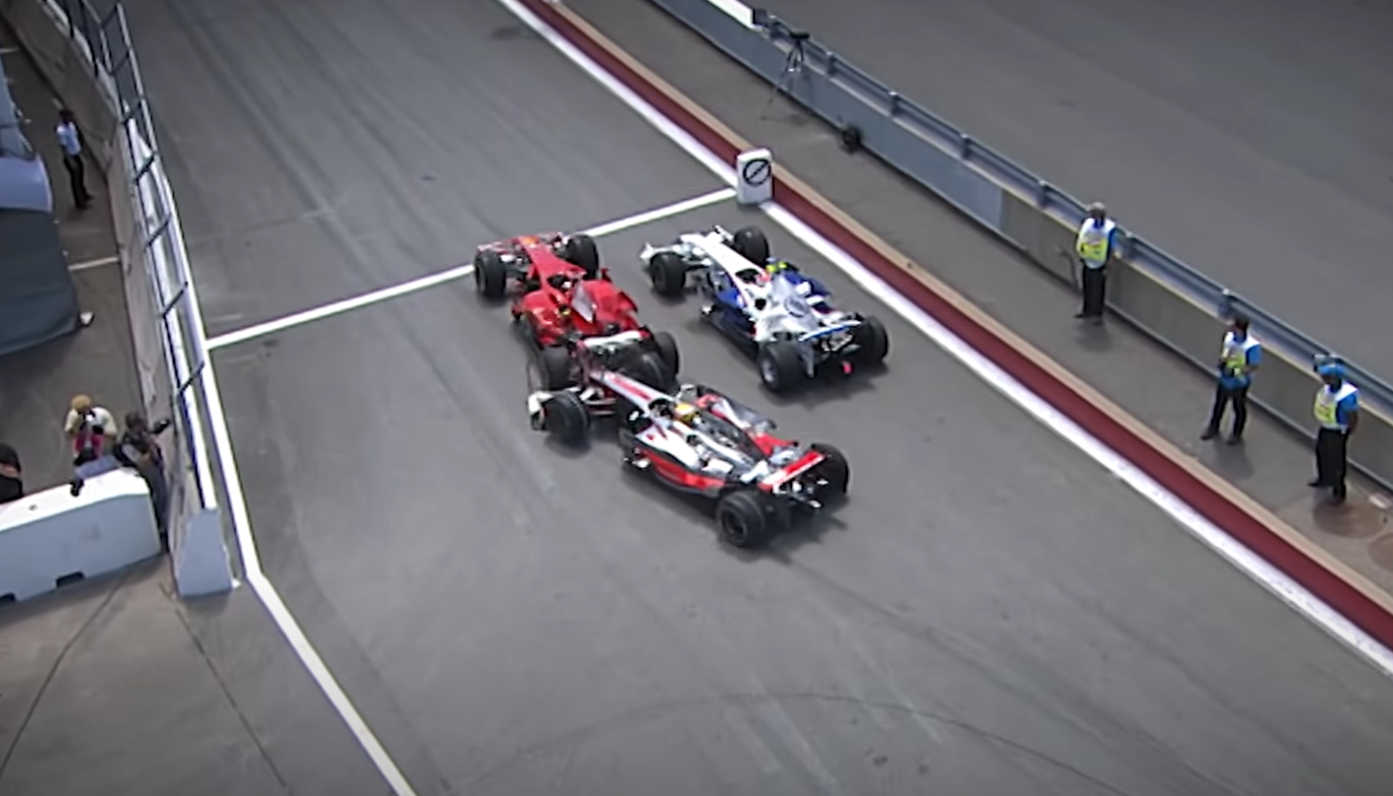 Nevinný výjezd Safety Caru během GP Kanady způsobil kolizi v boxech mezi Hamiltonem a Räikkönenem, Kubica slavil vítězství