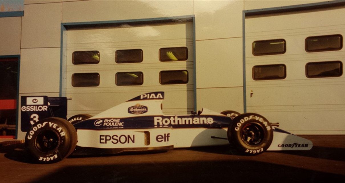 Tyrrellu utekl hlavní partner ještě před sezonou, Ron Dennis přelepil loga páskou