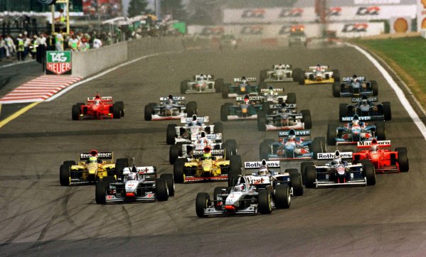 Häkkinen mohl na Nürburgringu získat první vítězství. Villeneuve ale věděl, že jeho McLaren nevydrží
