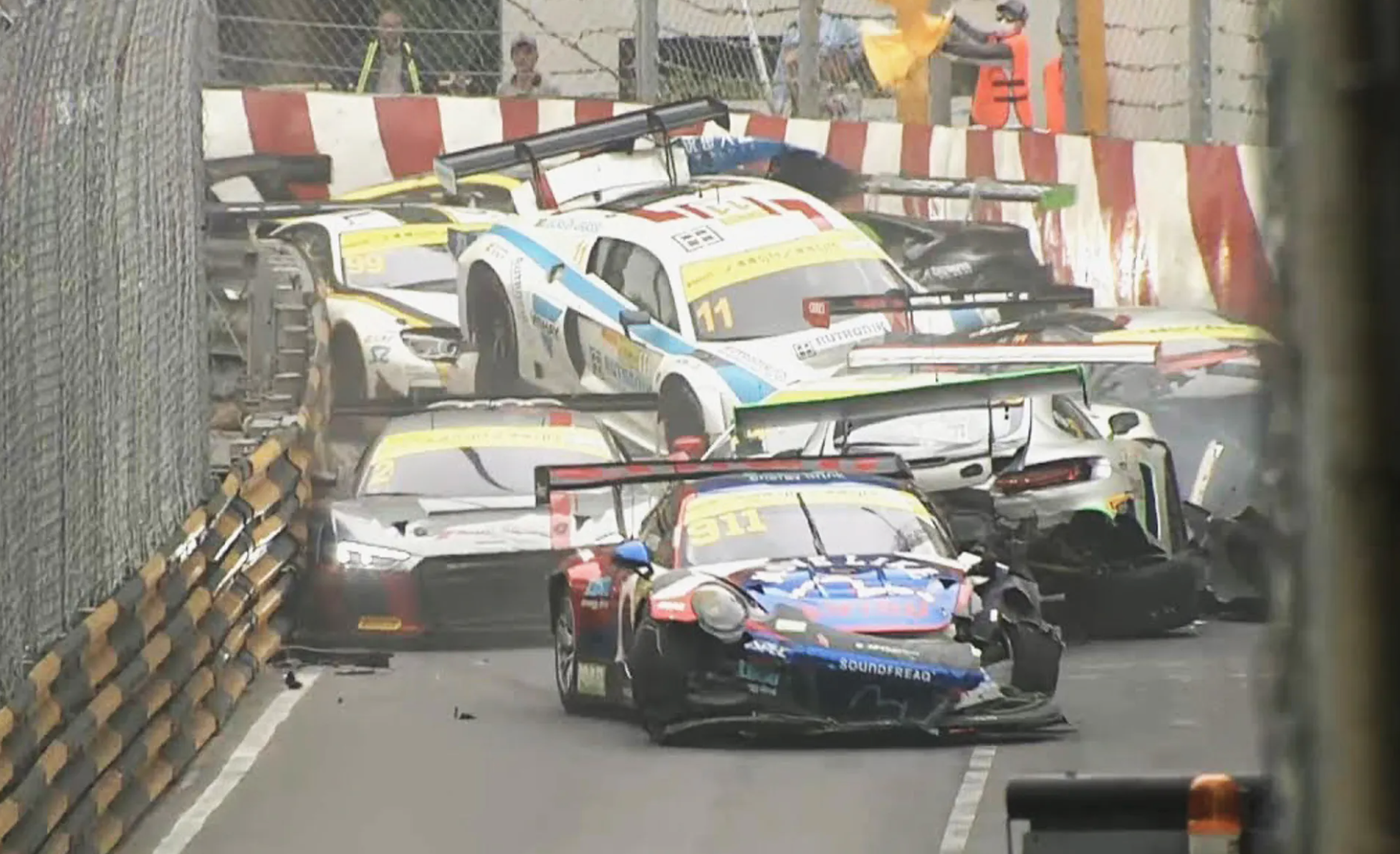 Závod vozů GT3 v Macau přinesl velkou havárii a milionové škody