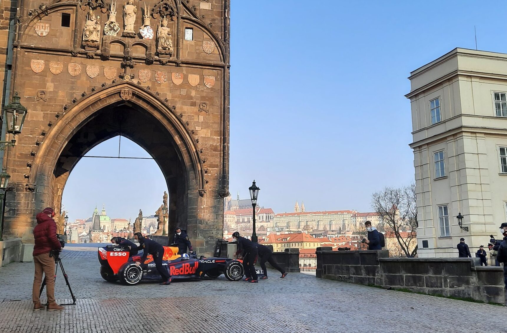 Red Bull se s formulí 1 proháněl po Karlově mostě!