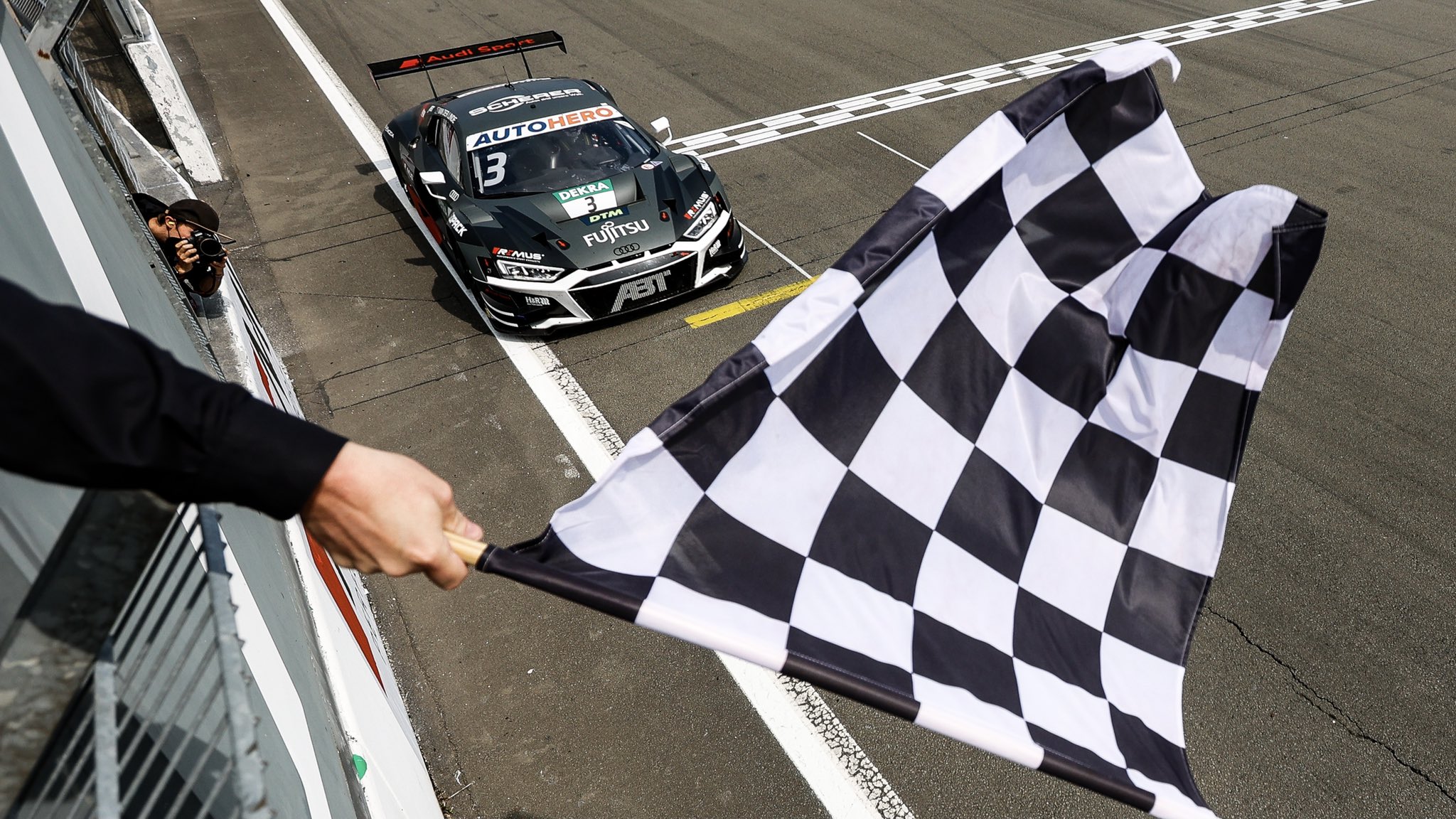 DTM na Nürburgringu: Vítězem suverénní Kelvin van der Linde, černý debut Porsche