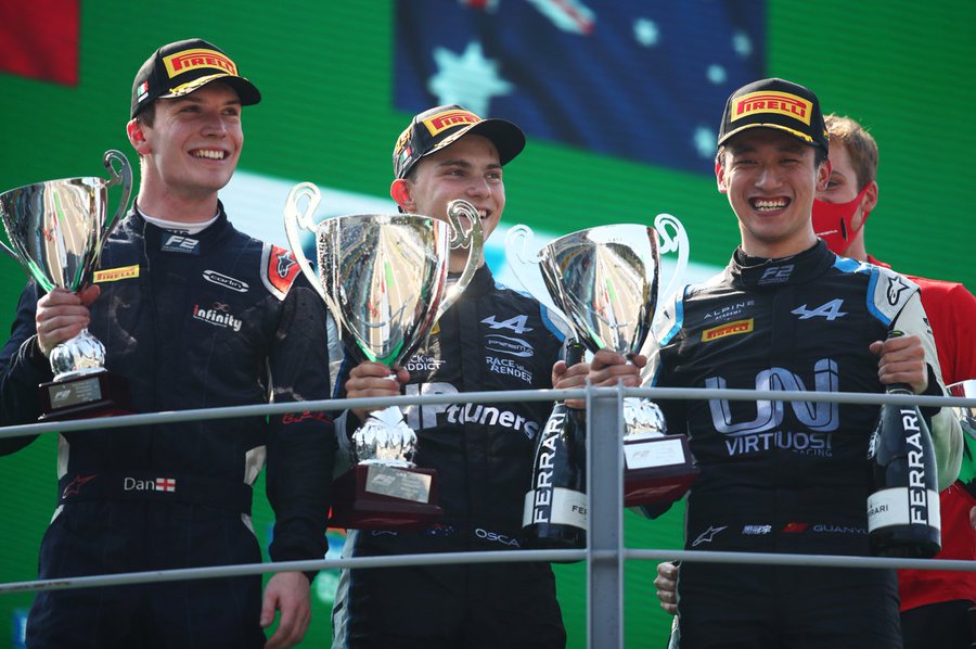 Formule 2 na Monze: Piastri a Zhou spolu bojovali v každém závodě, Australan navýšil vedení