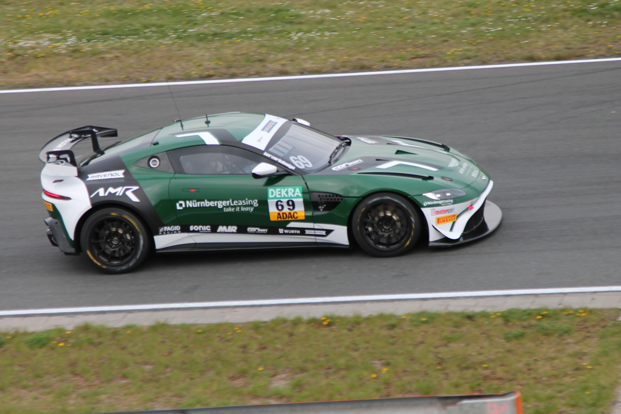 První závod sezony ADAC GT4 Germany patřil Dorrům