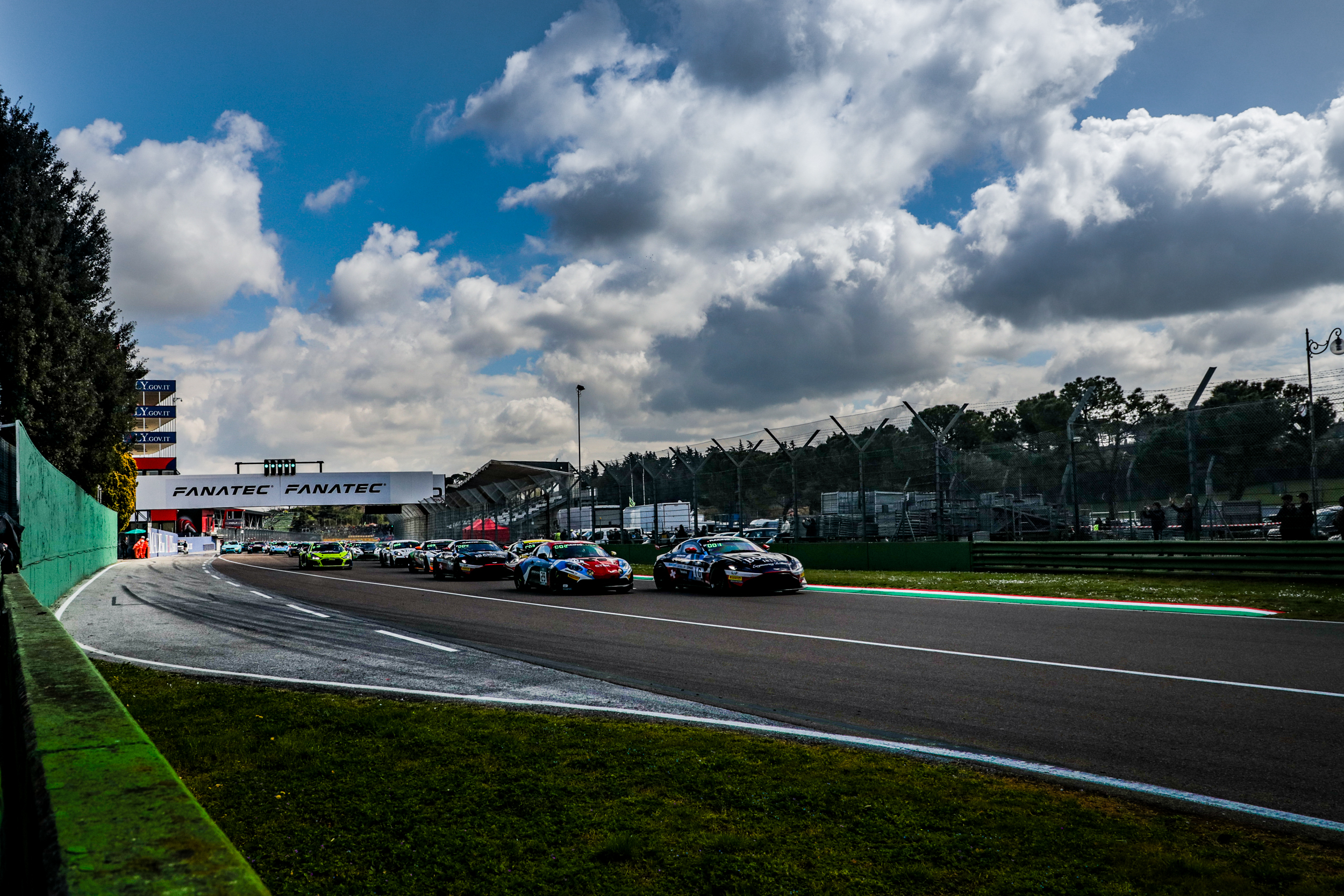 Bowers a Lachenauer berou double na Imole v rámci GT4 European Series