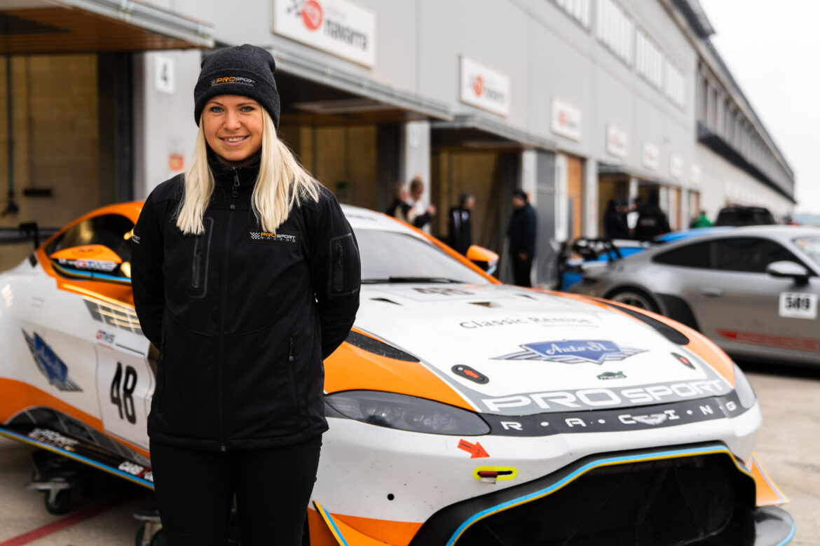 Gabrielu Jílkovou doplní pro GT Winter Series rychlá Jessica Bäckman