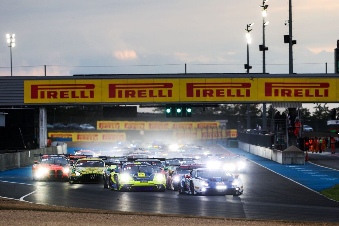 Engstler a Pepper vítězí v prvním závodě GTWC na Magny-Cours