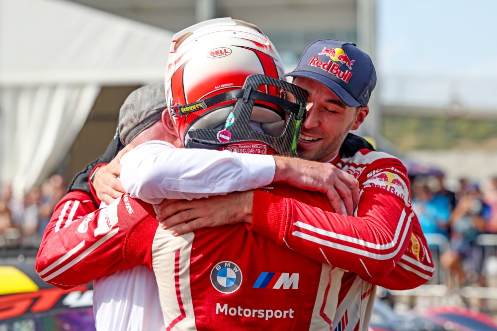 Charles Weerts a Kelvin Van Der Linde se radují z letošní koruny v GT World Challenge Europe